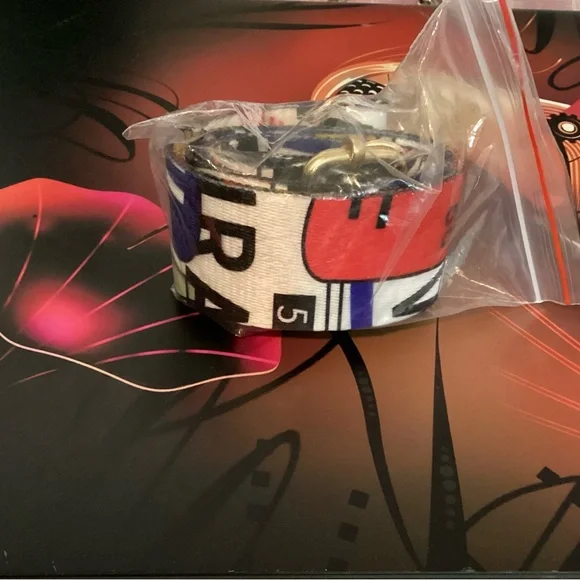 NWT-UNBRANDED GUITAR ADJUSTABLE STRAPS FOR PURSES AND CROSSBODY BAGS - Picture 3 of 3